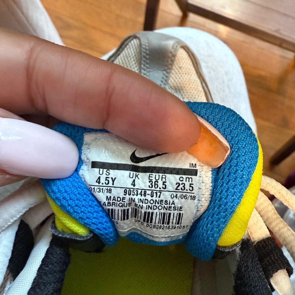 Nike  AirMax kids Gray and Black Sneakers - Picture 5 of 5